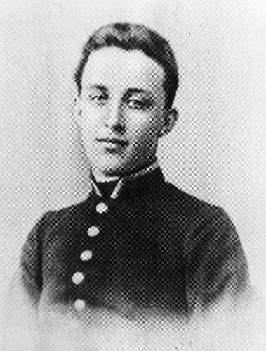    Блок начал писать стихи и прозу ещё до поступления во Введенскую гимназию. Одним из любимых увлечений будущего поэта был выпуск домашнего литературного журнала «Вестник», в создании которого участвовала вся его семья / РИА Новости