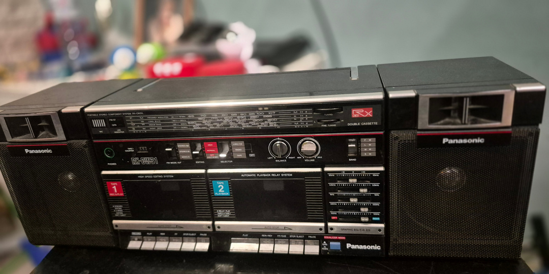 Сын попросил на День рождения кассетный магнитофон. Ему восемь