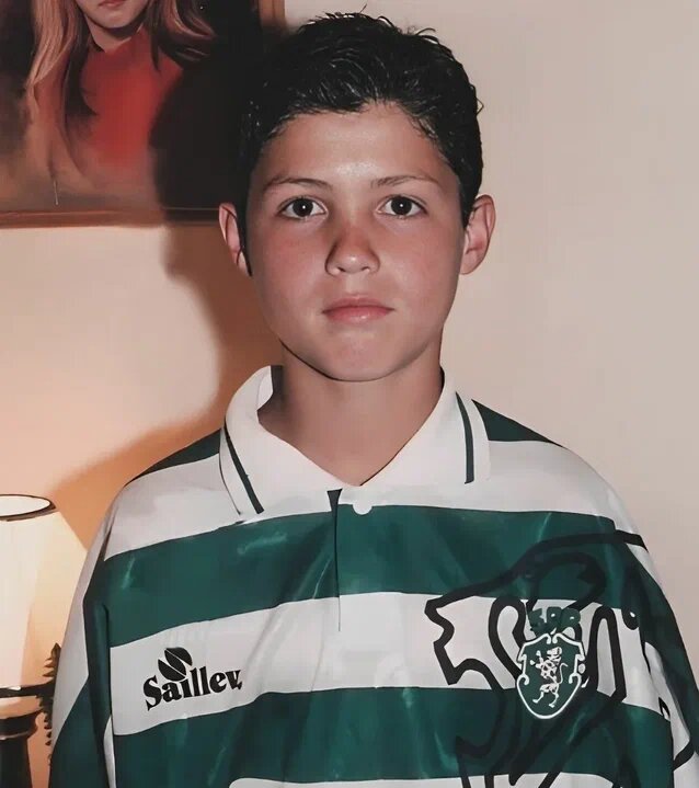 В 8 лет Криштиану начал заниматься футболом в академии "Андориньи"