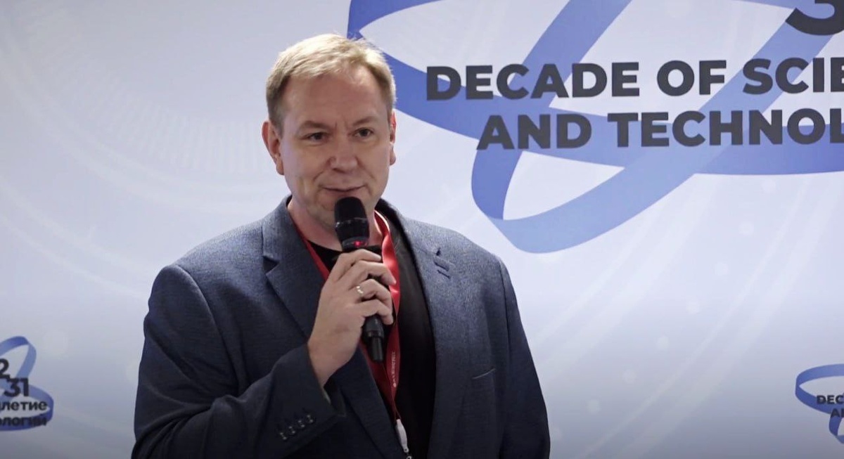 Ваш покорный слуга в роли модератора на сессии по популяризации науки в рамках Конгресса молодых ученых