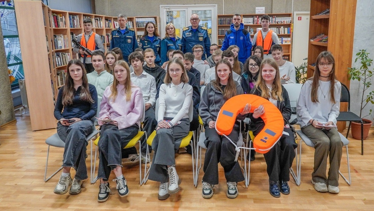 В Волгоградской библиотеке для молодежи прошло комплексное профилактическое мероприятие по основам безопасности жизнедеятельности. В совместном уроке приняли участие сотрудники Главного управления МЧС России по Волгоградской области и представители Национального центра помощи детям. Целью занятия стало формирование у подрастающего поколения культуры безопасного поведения и закрепление знаний о действиях в чрезвычайных ситуациях.

Занятие прошло в интерактивном формате сразу на двух площадках библиотеки. Представители ведомств использовали наглядные материалы, включая тематические слайды и видеоролики. Такой подход позволил эффективно донести до детской аудитории важную информацию.

Старший инспектор ОНД и ПР по Ворошиловскому и Центральному районам г.Волгограда Елена Касатова разъяснила школьникам основные правила пожарной безопасности. Особое внимание было уделено алгоритму действий при обнаружении возгорания, правилам вызова экстренных служб и порядку сообщения необходимой информации диспетчеру. Учащимся рассказали о назначении и правилах применения первичных средств пожаротушения. Все желающие ребята смогли примерить боевую одежду пожарного и почувствовать себя огнеборцем.

В свою очередь, сотрудники Центра ГИМС напомнили детям основные правила безопасности на водных объектах, в том числе на льду, наглядно продемонстрировали средства и методы спасения, а также проговорили алгоритм действий в том случае, если кто-то провалился под лед.

Проведение подобных уроков является важной частью системной работы по обеспечению безопасности подрастающего поколения. В завершение мероприятия все учащиеся получили тематические памятки для закрепления полученных знаний.

