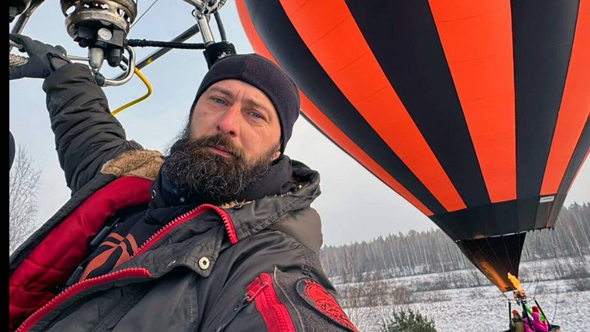    Пилот Михаил Летуновский. Мужчина проводит туристические полеты и посвящает туристов в аэронавты и присваивает им графский титул / Фото: Личный архив