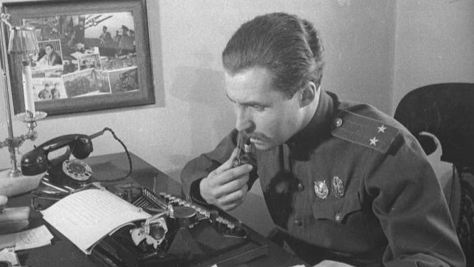    Константин Симонов за пишущей машинкой. 1943-1945. Фото: Георгий Петрусов/МАММ/МДФ/russiainphoto.ru