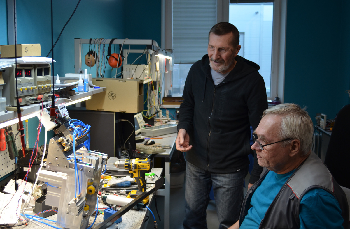 Сергей Кузнецов, сервисный инженер, и Сергей Крупнов, регулировщик радиоэлектронной аппаратуры и приборов. Фото Дарьи Локшиной