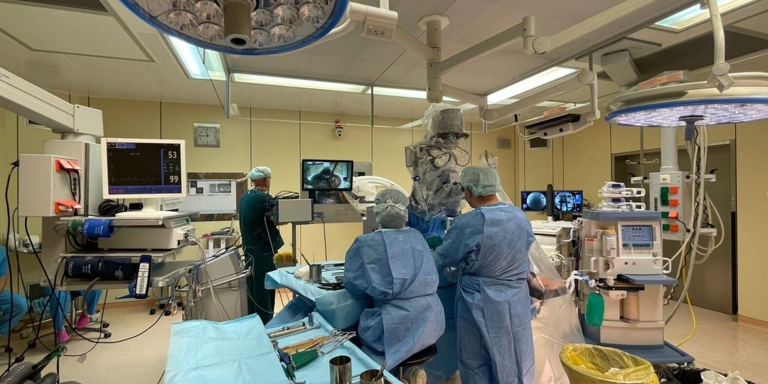 Уникальную операцию по извлечения зуба ребенка из бронхов провели новосибирские хирурги