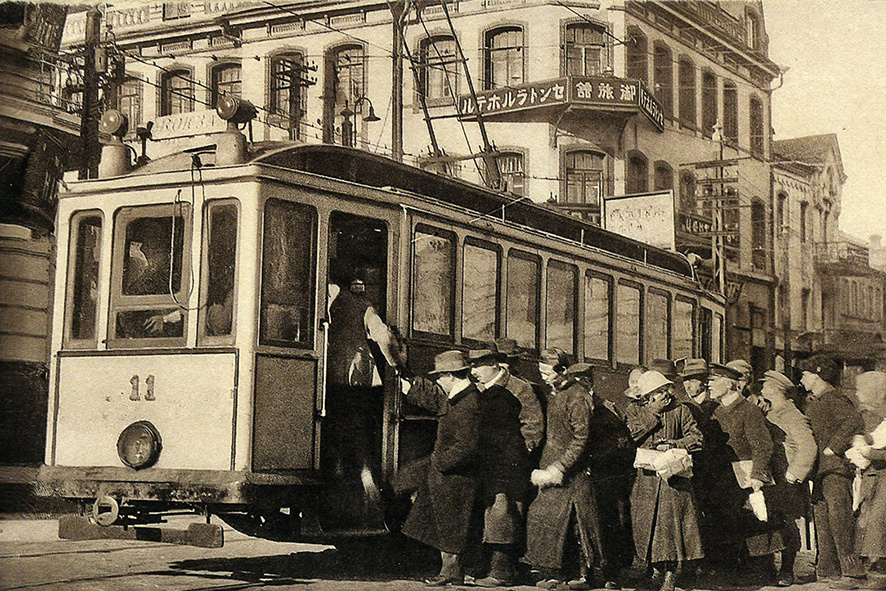 После запуска в 1912 году трамвай во Владивостоке пользовался почти ажиотажным спросом.
Фото с почтовой открытки из коллекции А. Мясникова