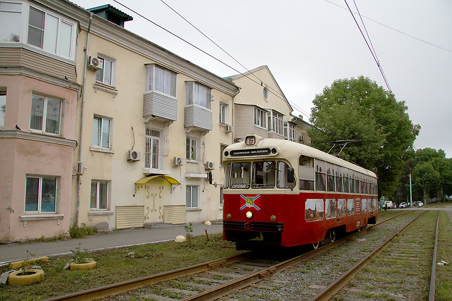 Музейный вагон РВЗ-6М2. В своё время такие ходили по Владивостоку поездами из двух и даже трёх вагонов.
Фото А. Мясникова