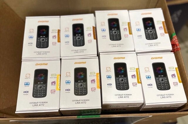    Одна из важных составляющих гуманитарного груза — мобильные телефоны. Фото: пресс-служба Депутата Госдумы РФ Антона Немкина