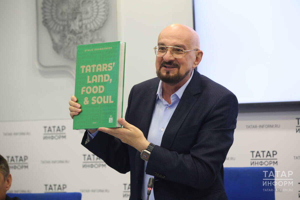 Сталик Ханкишиев на презентации книги «Земля, душа и еда татар» в «Татар-информе» в октябре 2024 г.Фото: © Султан Исхаков / «Татар-информ»