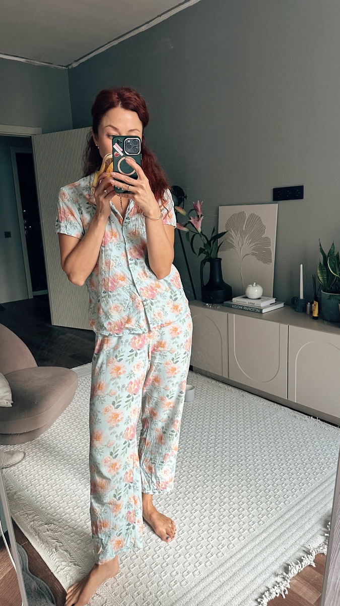 В мятой пижаме и с бананом в руке показываю свой промежуточный вариант оформления «задника» для видео «Вместо прямого эфира». Начнем снимать уже вот-вот. Первым видео «сделай сам» будет новогодний кензан, а первым разговорным — пересадка волос. Помню, что в Телеграм больше тысячи запросов на эту историю, поэтому её я буду снимать первой. 