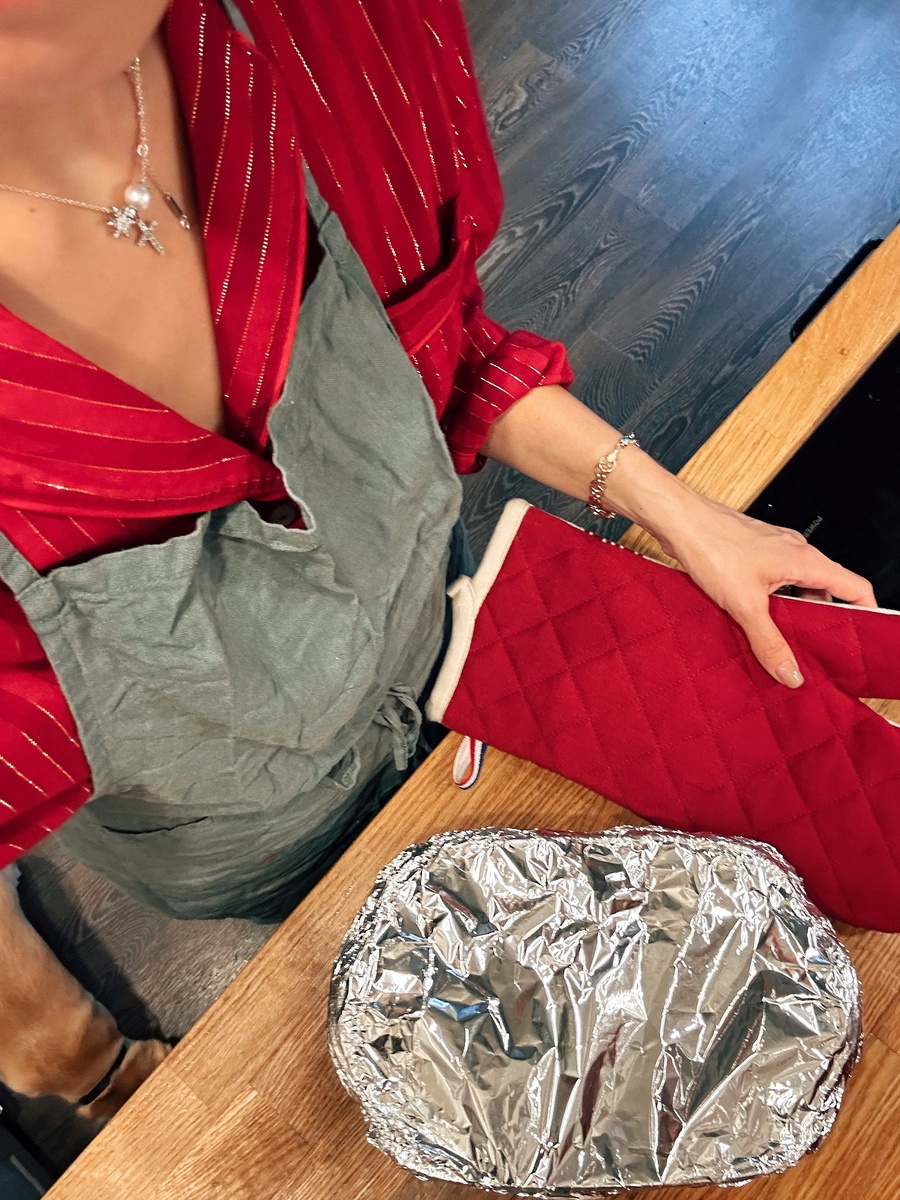 На этой неделе я два раза готовила лазанью. И оба раза весь противень «улетал в шум», потому что вкусно, уютно и на мой взгляд просто, если использовать готовые листы для лазаньи, которые предварительно не нужно отваривать.