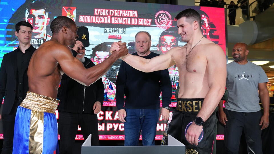     Взвешивание и дуэль взглядов: участники "Бойцовского клуба" готовятся к турниру ИЗВЕСТИЯ/Дмитрий Коротаев