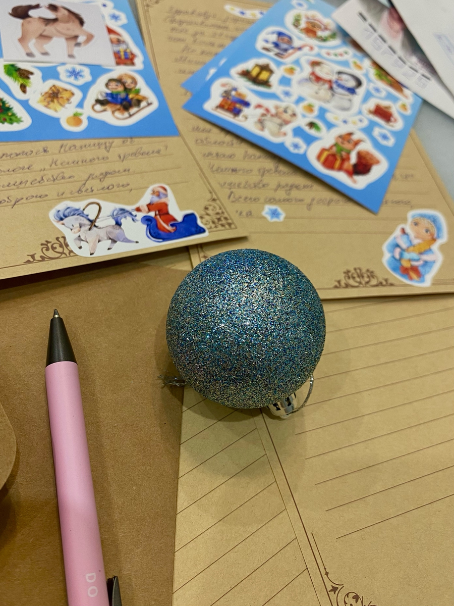 Я тоже написала парочку писем. Попросила любой сувенир из Великого Устюга и Костромы.