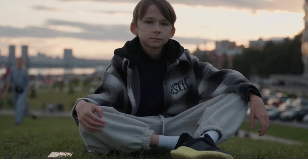 Врачи так не смогли поставить диагноз: 20-летний парень выглядит как ребенок из-за врожденной аномалии