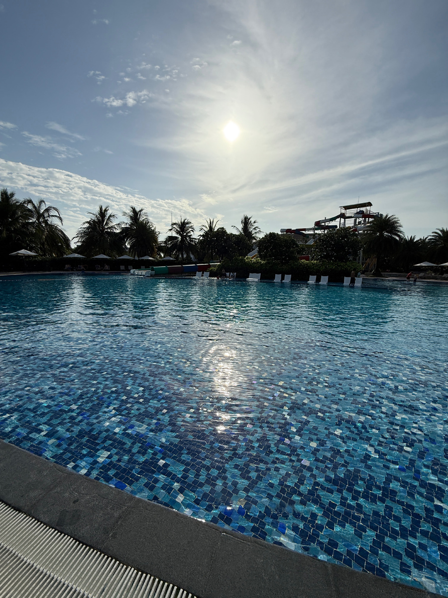 Бассейн у пляжа