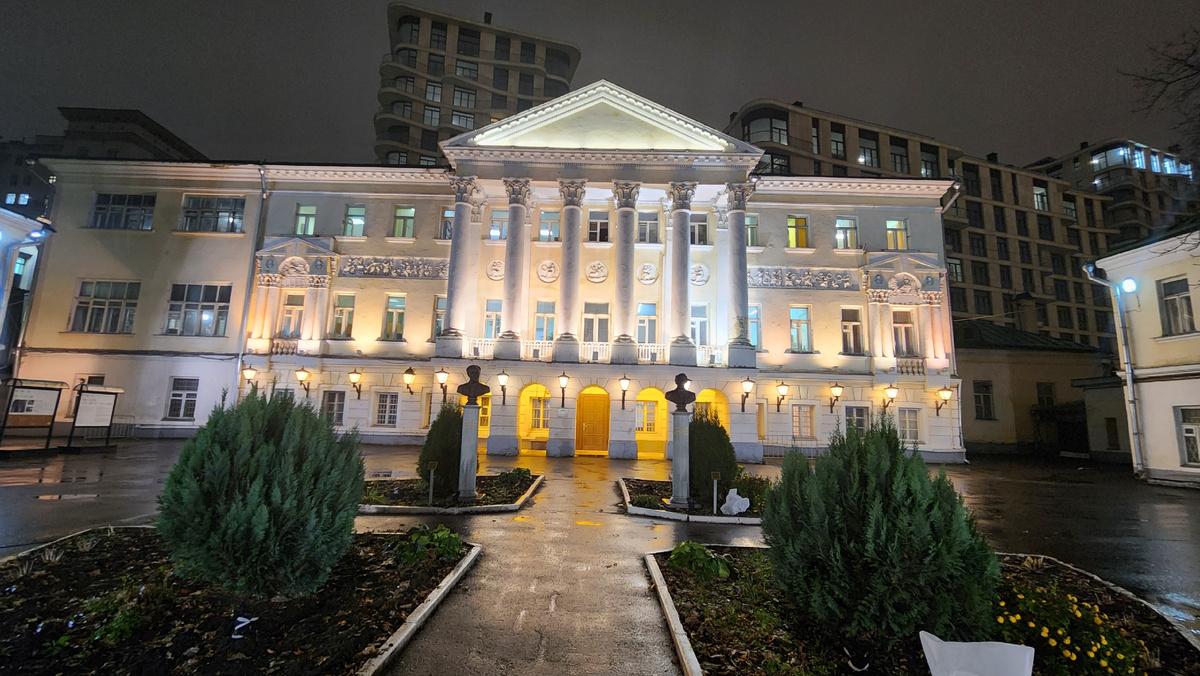 Когда ближе подойдешь к особняку, ощущается его историчность.