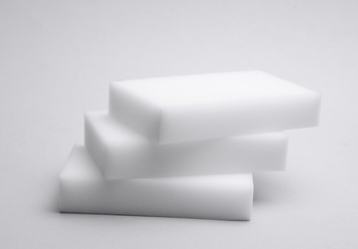 Vladimir Sukhachev / Shutterstock / FOTODOM📷Меламиновые губки популярны благодаря своим микроабразивным свойствам, способны эффективно удалять въевшуюся грязь, следы от обуви и небольшие потертости с линолеума