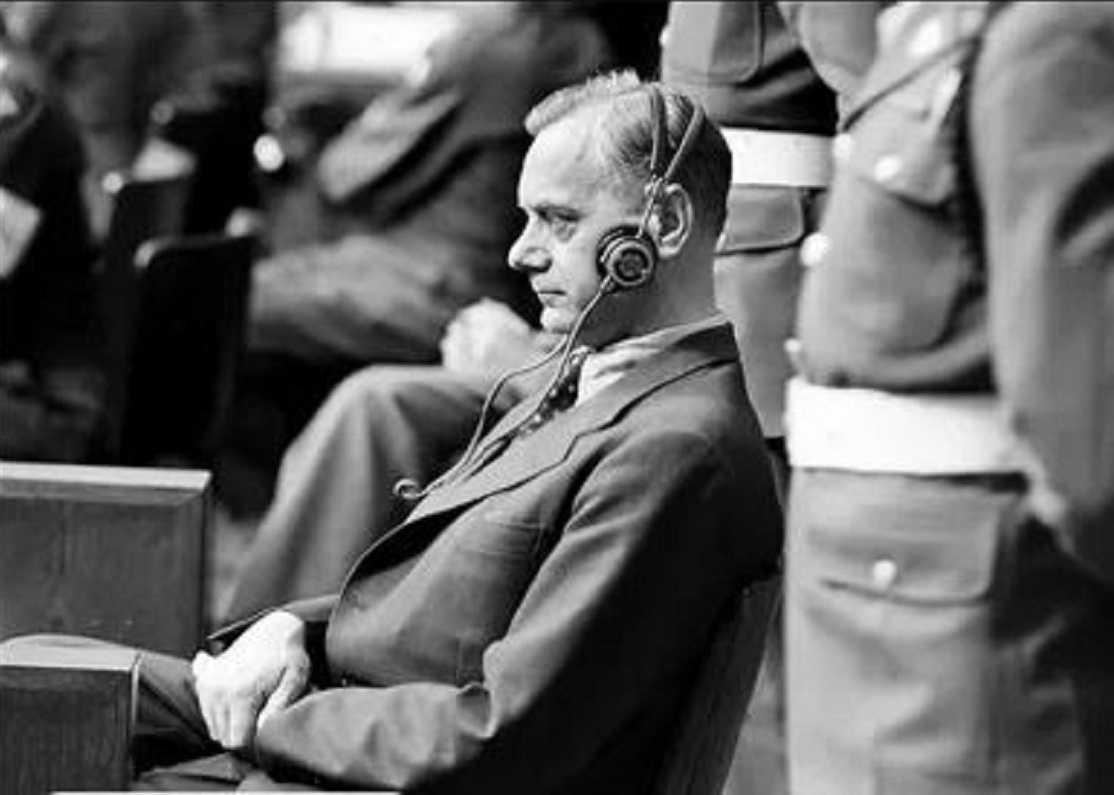    Альфред Розенберг на скамье подсудимых Нюрнбергского трибунала