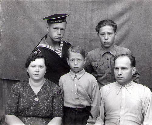 Семья Новичковых: стоят сыновья Анатолий, Юрий, Борис, сидят мама Мария Васильевна и отец Александр Георгиевич. Лето 1951 года