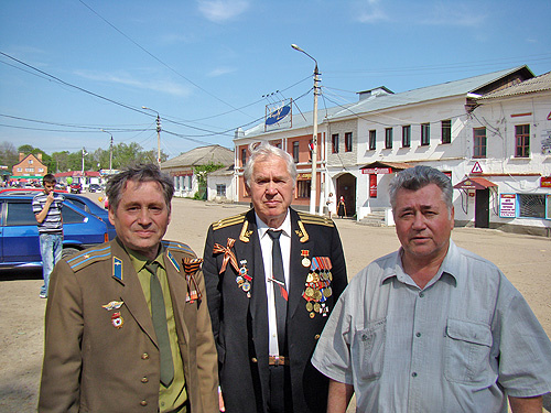 Братья Новичковы: Борис, Анатолий, Юрий. Венёв, 9 мая 2010