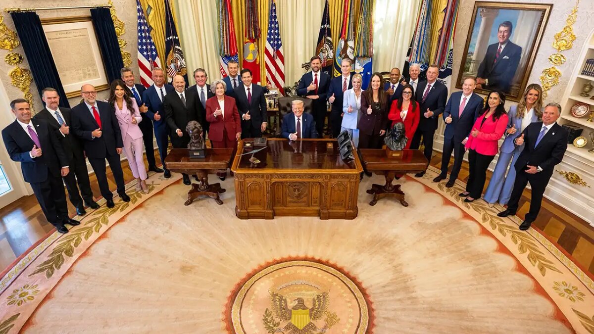    Дональд Трамп в окружении приближённых. © wikipedia.org