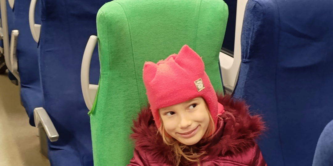 А у вас есть справка из школы, чтобы льготный билет купить? Тогда берите полный