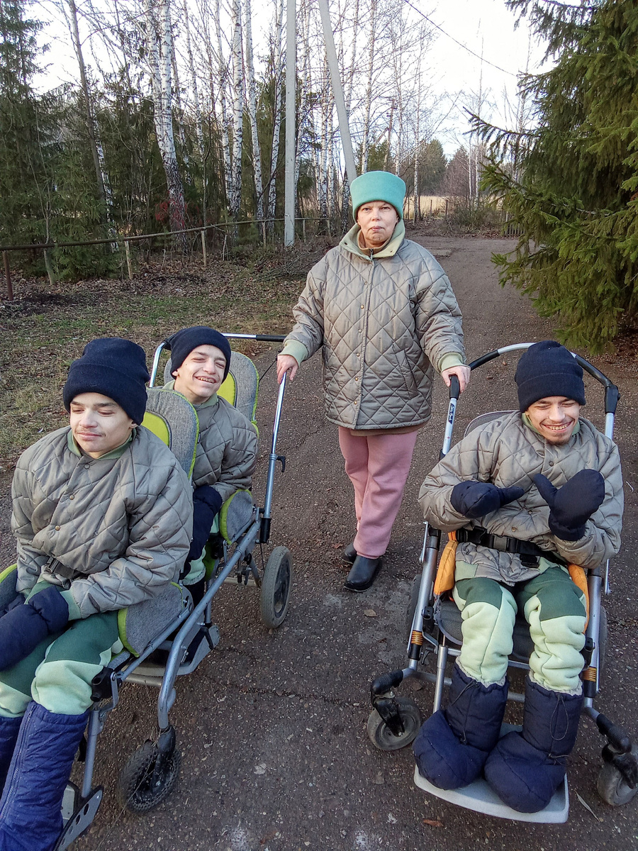 Дошила свою шапку. 