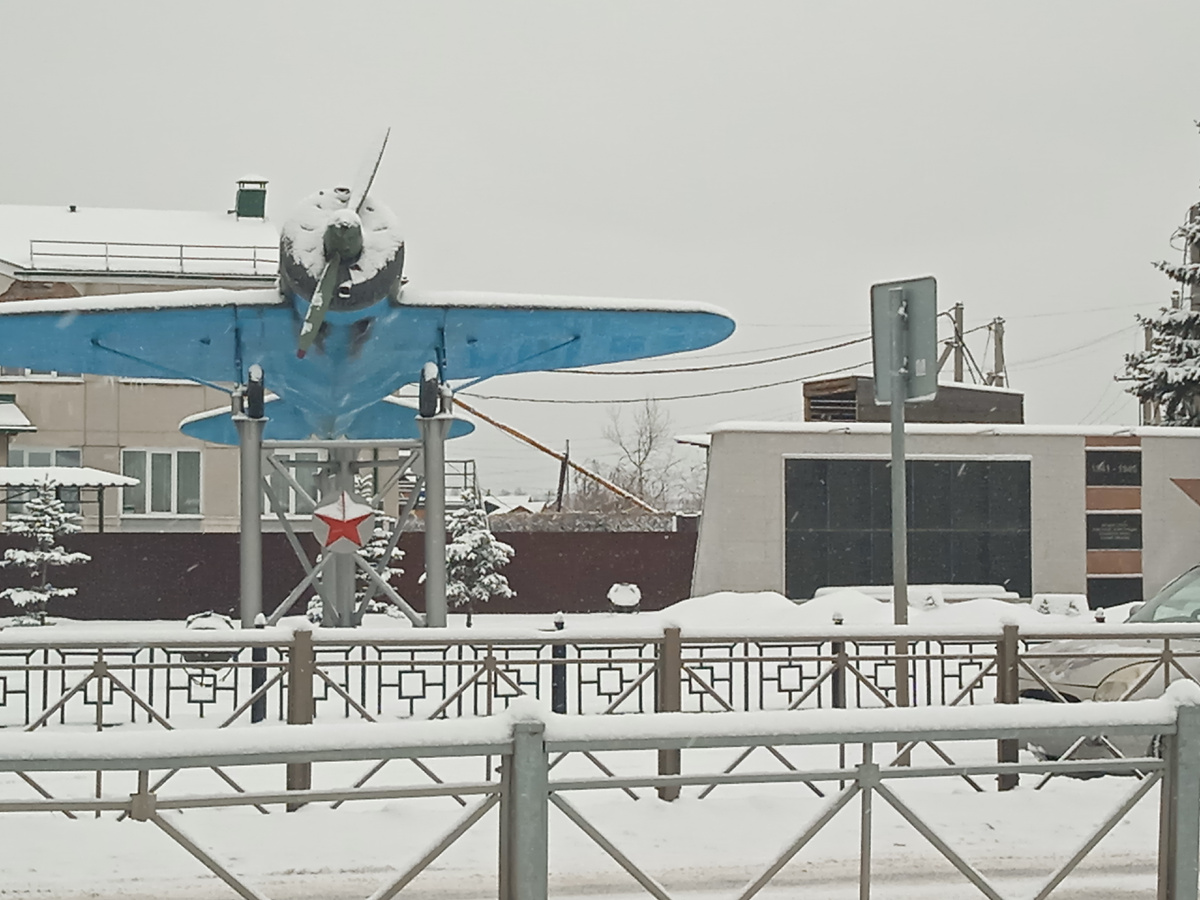 Самолёт возле Дома культуры.