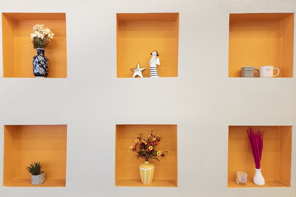    Декоративная ниша чаще всего имеет вид мини-углубления или сквозного "окна". На стене может быть одна ниша или композиция из нескольких. / Фото: iStock