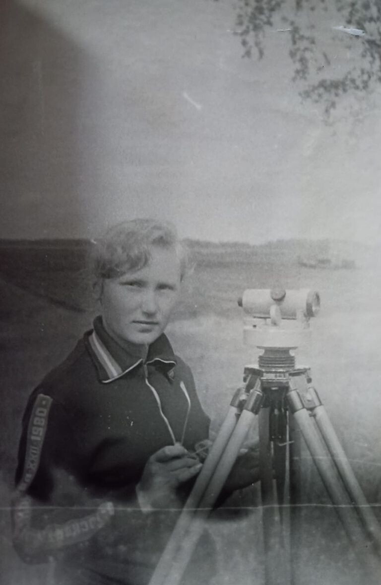Ирина Темлякова с нивелиром на осушении болот в Омской области, 1981 год. Фото из семейного архива