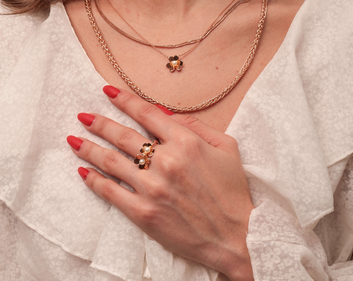  Женская рука с золотым кольцом — утро, свет и момент спокойствия