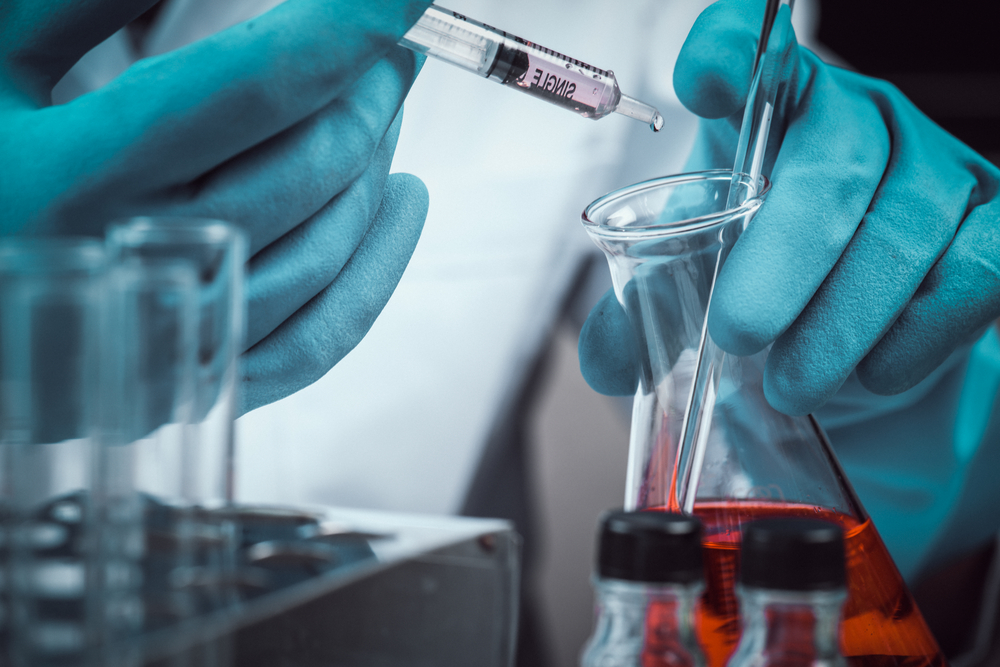 Массовая доля влаги - ключевой показатель. Навеска продукта высушивается до постоянной массы, что позволяет точно определить содержание воды. Белок измеряется по методу Кьельдаля через определение общего азота.