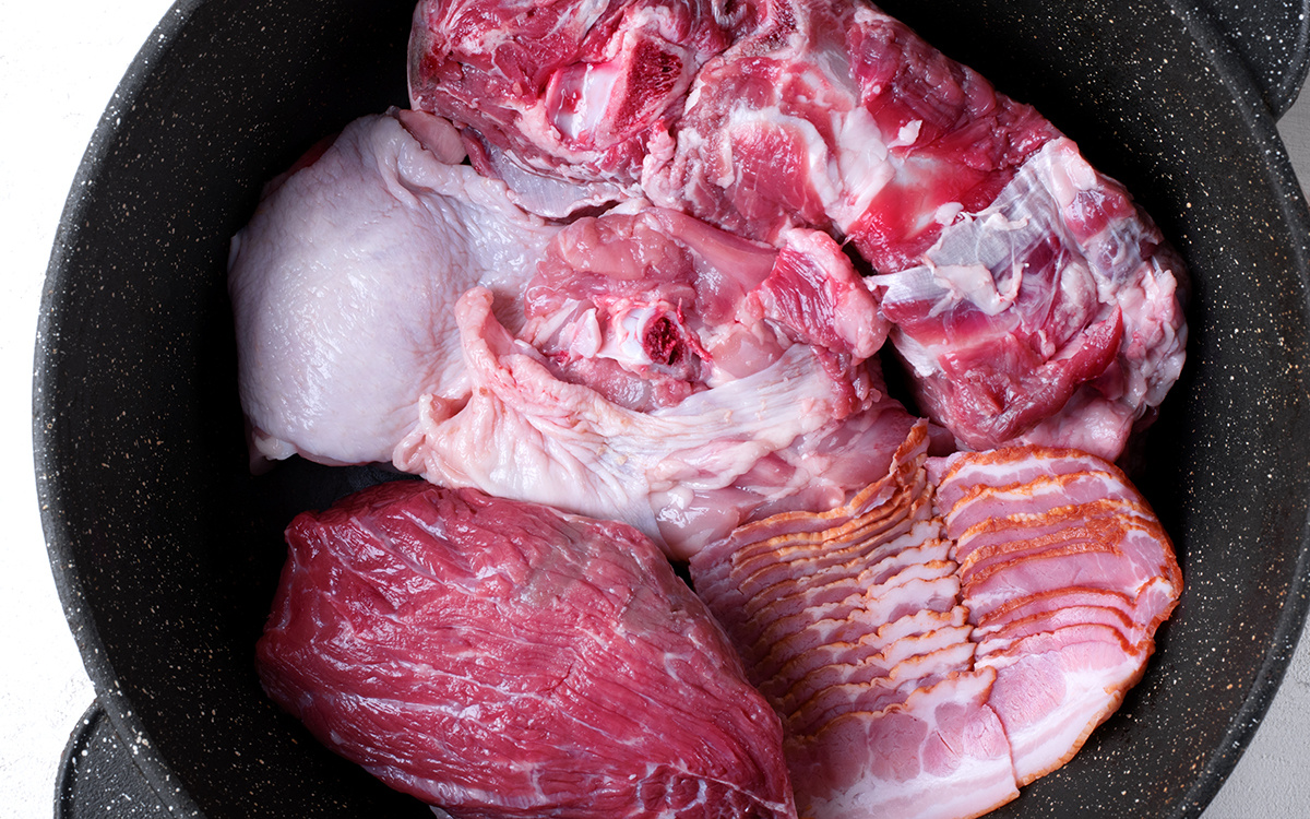 Shutterstock📷Варить холодец нужно долго, не менее шести-семи часов, пока мясо не будет отставать от костей