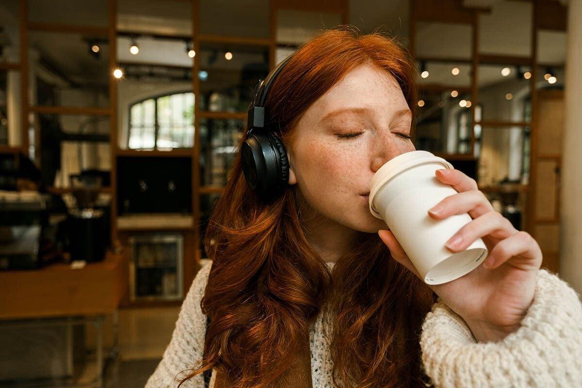 Посетители могут слушать свою музыку. За это вас не оштрафуют, только если они ее не подключат к аудиосистеме в помещении. Источник: Dean Drobot / Shutterstock / FOTODOM📷
