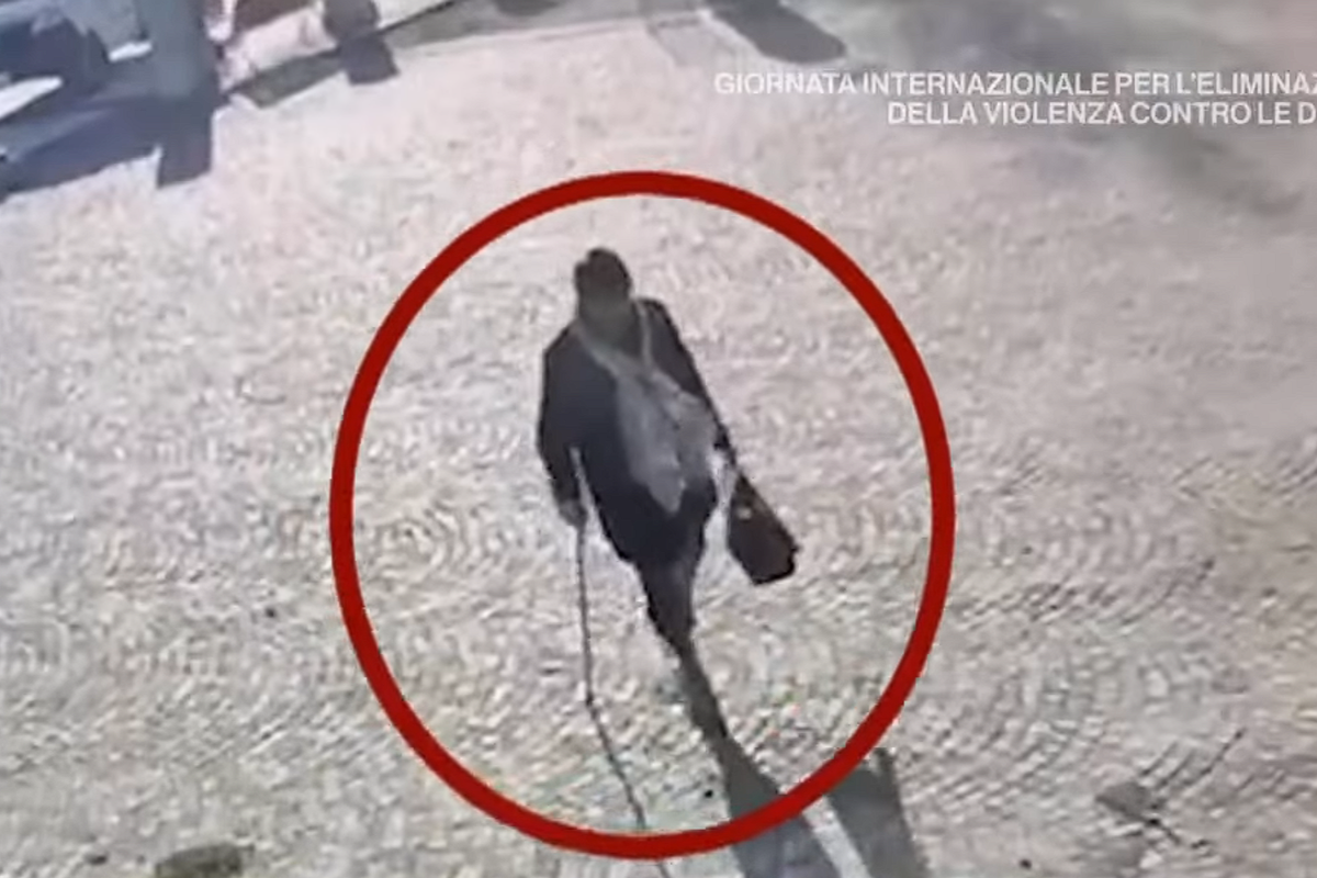 Мужчина направляется за пенсией. Скриншот видео YT "Rai"