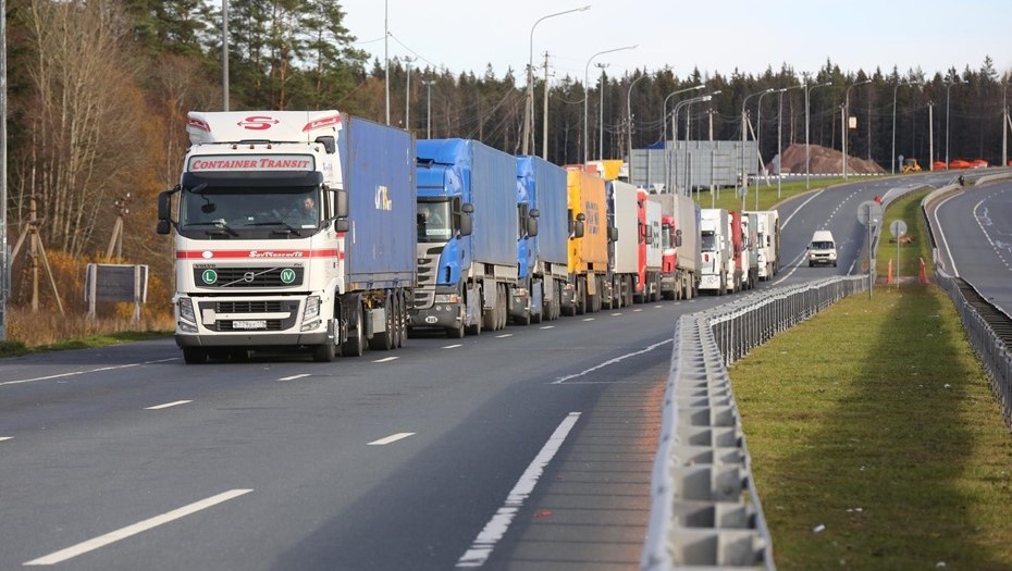 Автор фото: Пётр Ковалёв / "Деловой Петербург". Очередь грузового транспорта к финской границе (МАПП Торфяновка, Ленинградская область, архивное фото).