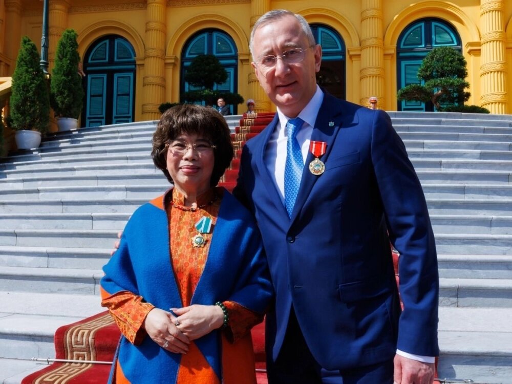    Губернатор Владислав Шапша и директор TH Group Тхай Тхыонг. Фото: Telegram-канал Владислава Шапши