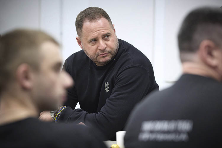    Западная пресса ранее называла Ермака человеком, без одобрения или осведомленности которого на Украине ничего не происходит.   
Фото: © Handout/Ukrainian Presidential / Keystone Press Agency / www.globallookpress.com