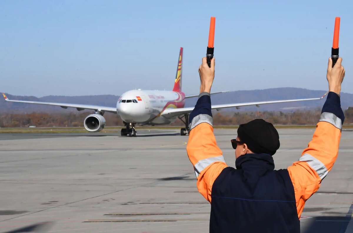     Самолёт Boeing 737-800 авиакомпании Hainan Airlines в аэропорту Кневичи во Владивостоке. © РИА Новости. Виталий Аньков