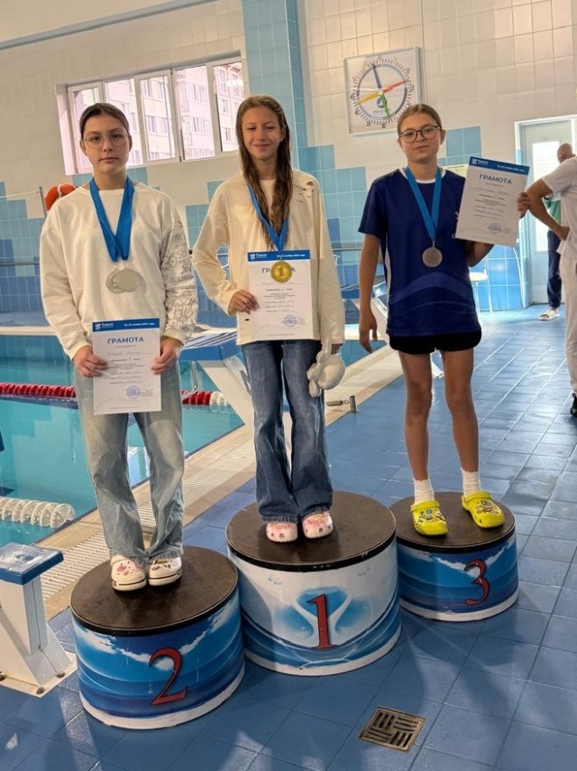 Василина Семцива. 1 место, 200 м комплексным плаванием. Полина Рыбалова (слева) 2 место admin  📷
