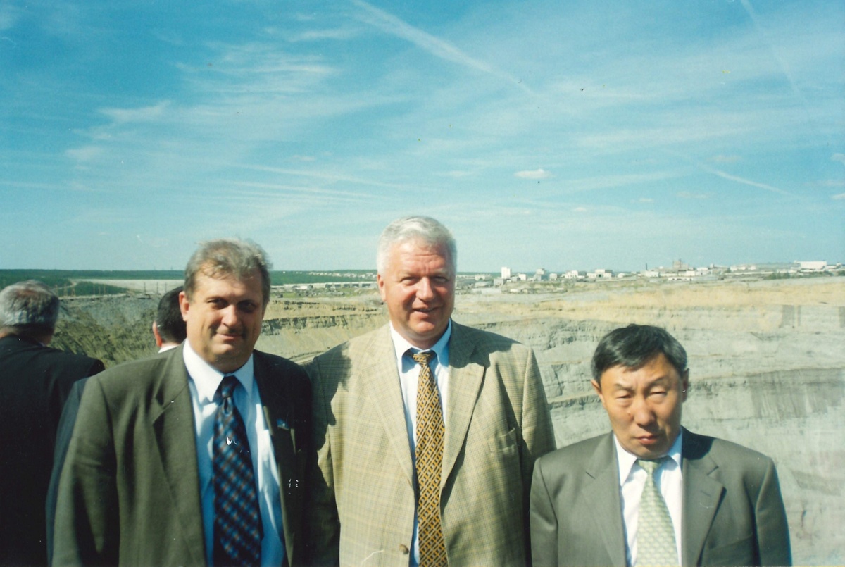 Председатель ФНПР В.М. Шмаков в Мирном (2003 г.)