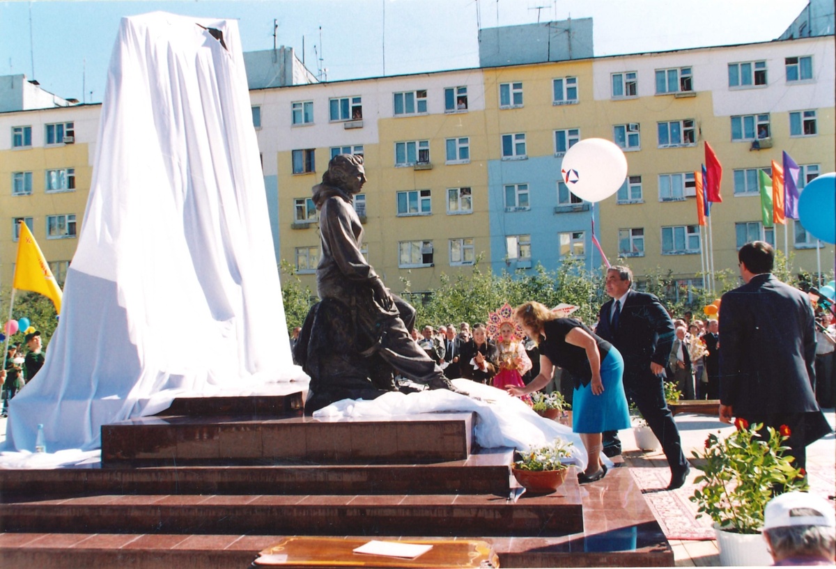 Открытие памятника Ларисе Попугаевой