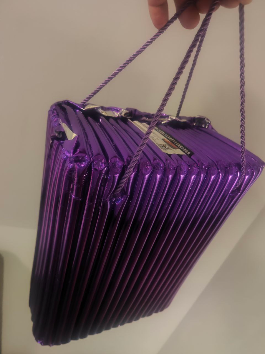 Упаковка. Внутри просто лежат кроссовки, без доп. коробки. Ребра накачаны воздухом. В таких бамперах обычно возят хрупкую электронику. Выглядит забавно и работает отлично. 