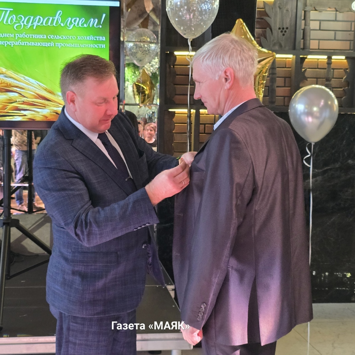 Медаль Константину Базанову вручил лично глава округа Вячеслав Панов. Фото: Газета Вологодского округа "Маяк"