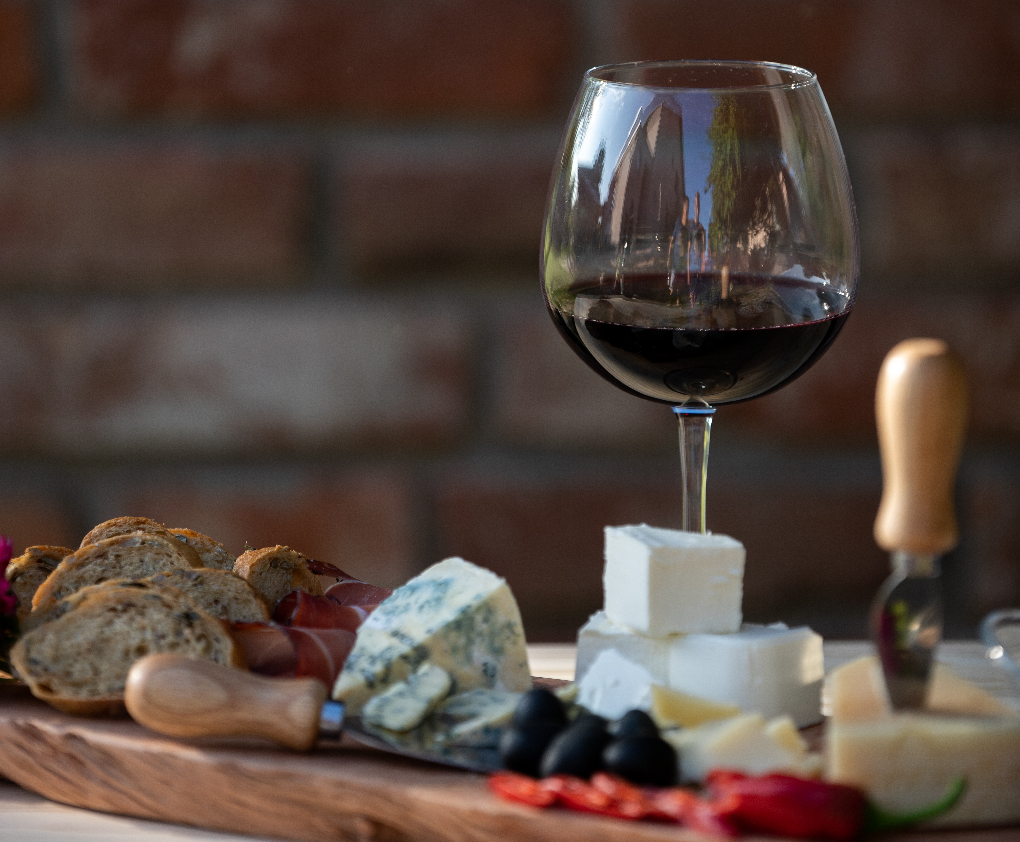 Фото: <a href="https://ru.freepik.com/free-photo/glass-red-wine-dining-table_27572901.htm#fromView=search&page=1&position=16&uuid=fcbff469-0d01-410b-92c4-f1df0a599276&query=%D0%B2%D0%B8%D0%BD%D0%BE+%D0%B8+%D1%81%D1%8B%D1%80">Изображение от wirestock на Freepik</a>