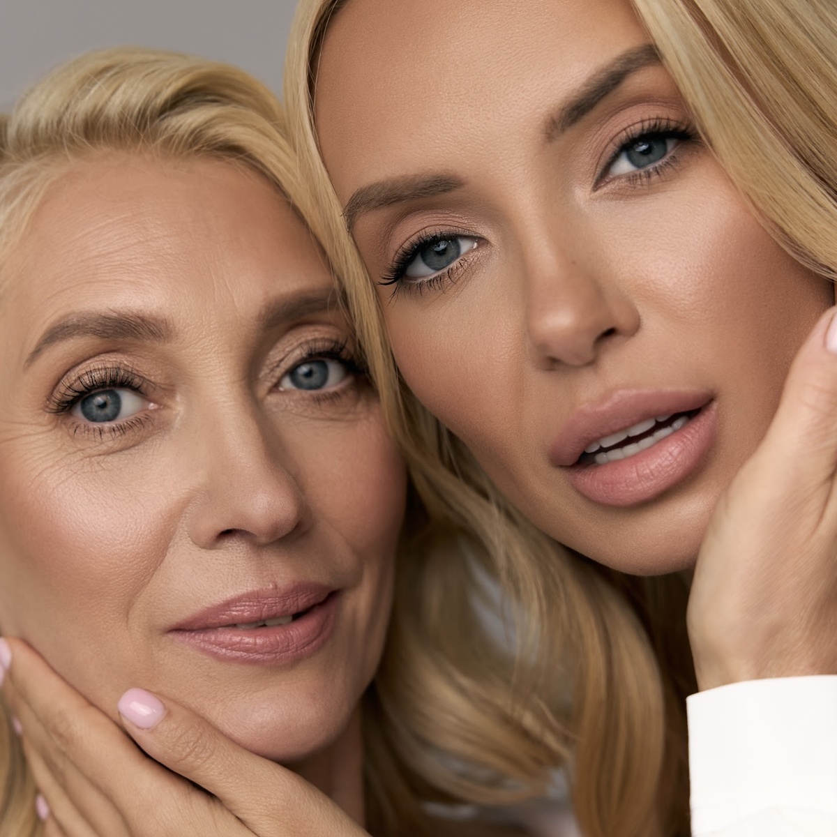 основатель клиники JK со своей мамой 