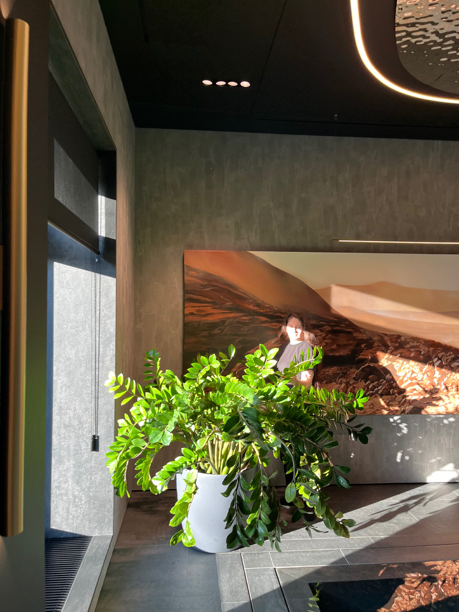 Замиакулькас и я , мой рост 165 см (фото из личного архива)