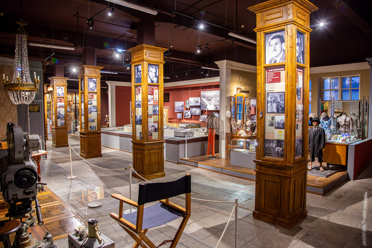 Что общего у мечты Эйзенштейна, автомобильным гаражом и аплодисментами в конце экскурсии? Всё это — вехи истории музея «Мосфильма», который в текущем году отмечает свой 25-летний юбилей. Его история — это не про пыльные витрины, а про живое, дышащее кинопроизводство. Про автомобили, которые могут уехать на съёмки, про декорации, в которых снимаются и сегодня, и про гидов, чьи рассказы заставляют туристов менять профессию. Как создавался этот уникальный уголок киномагии и почему его обожают гости со всего мира — в материале Mosfilm.ru 