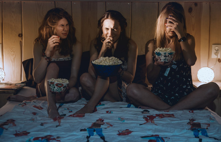 (https://pics.ru/10-filmov-kotorye-stoit-posmotret-vmeste-s-podrugami)