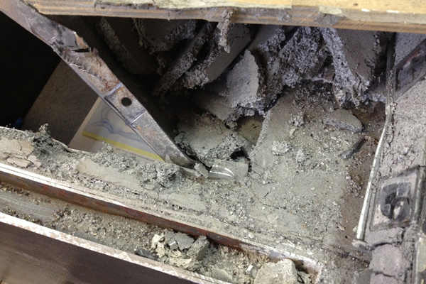 Классическая начинка от местного производителя: между стенок "взломостойкого сейфа класса 3" труха вместо "армированного бетона"